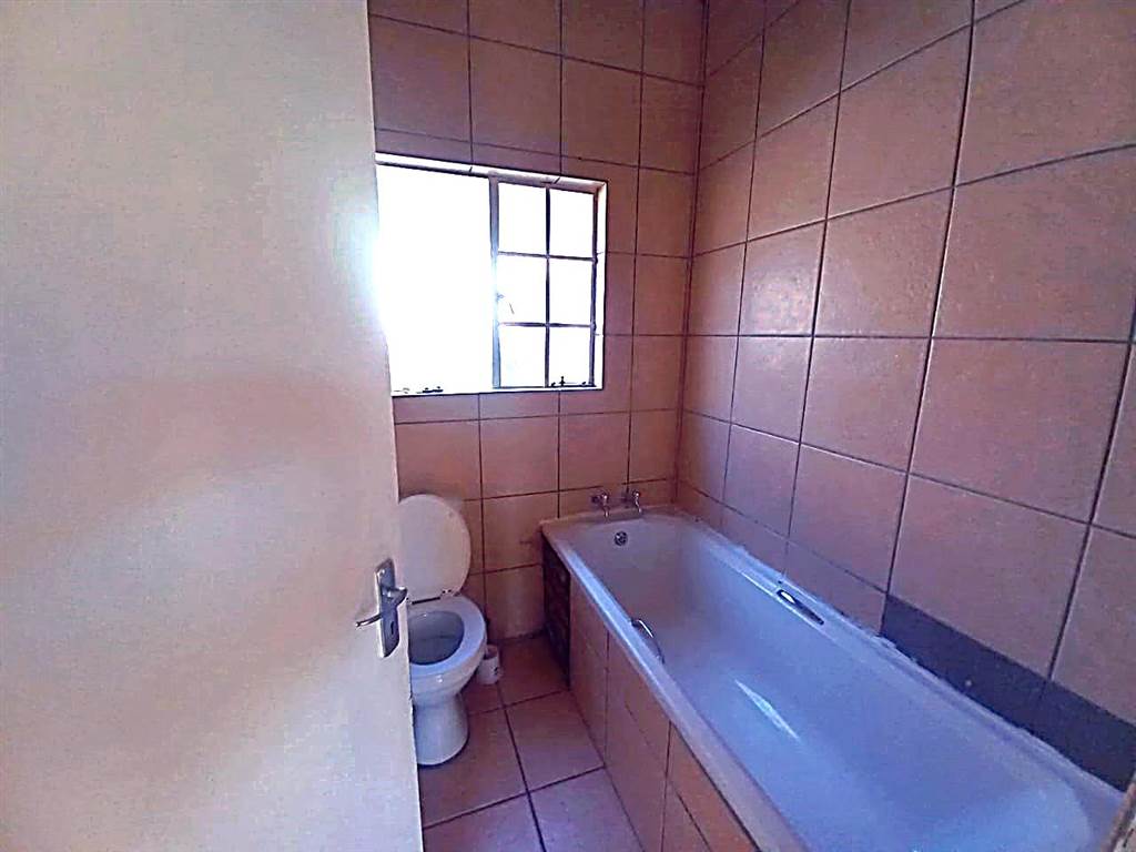 3 Bed Townhouse in Mohlakeng photo number 12