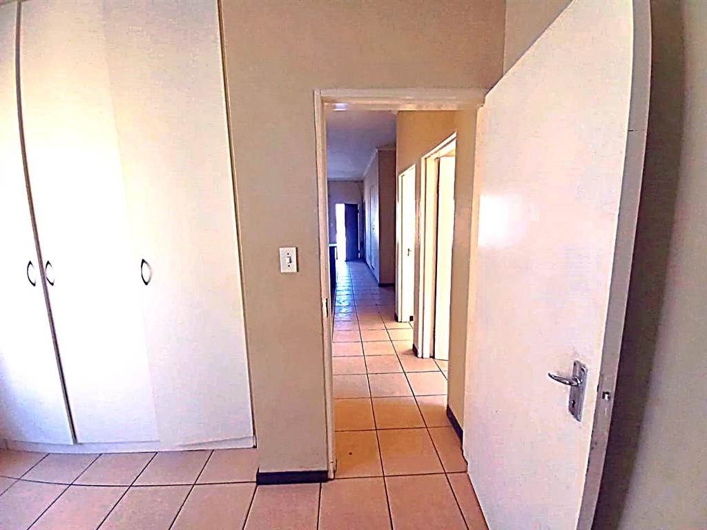 3 Bed Townhouse in Mohlakeng photo number 13