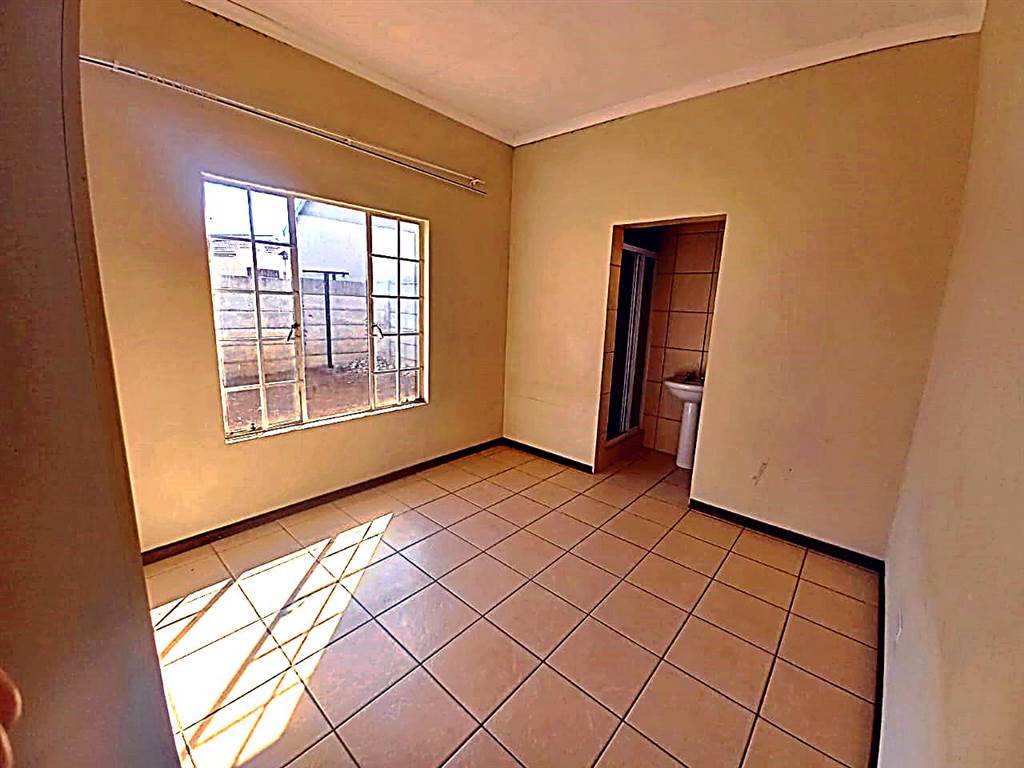 3 Bed Townhouse in Mohlakeng photo number 8
