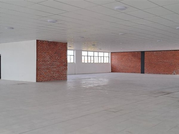 2 400  m² Commercial space