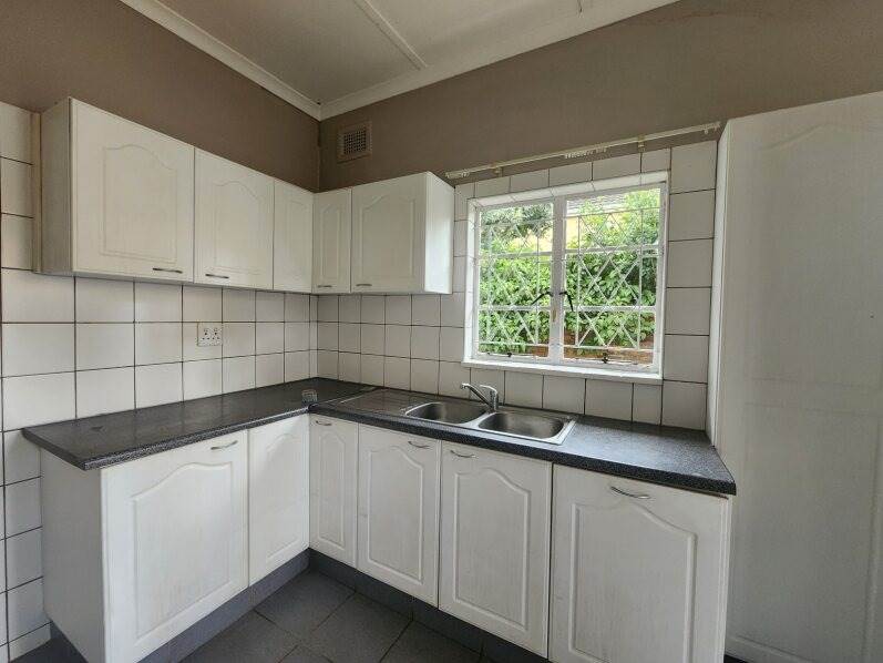 2 Bed House in Prestbury photo number 8