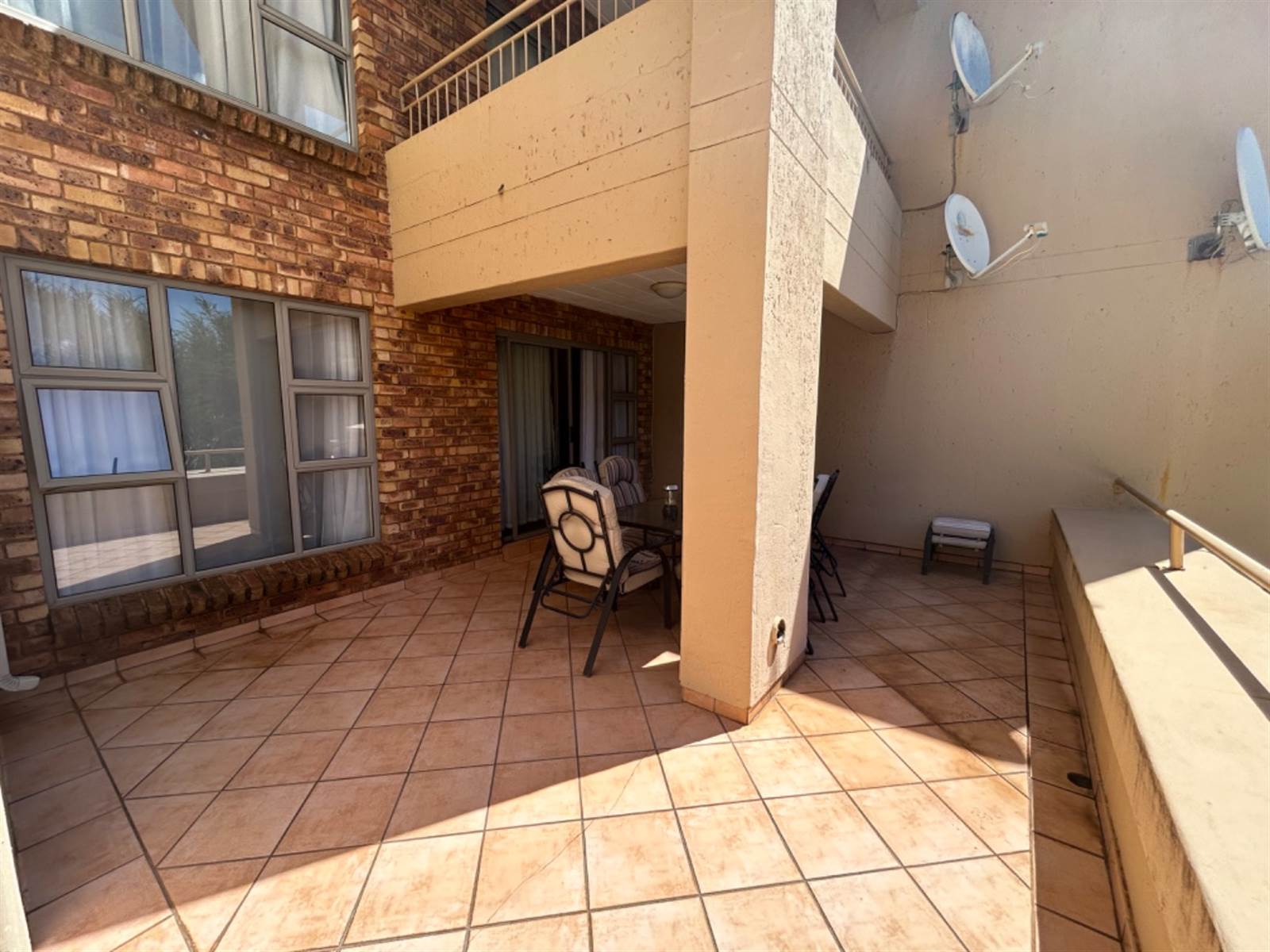 2 Bed Townhouse in Constantia Kloof photo number 6