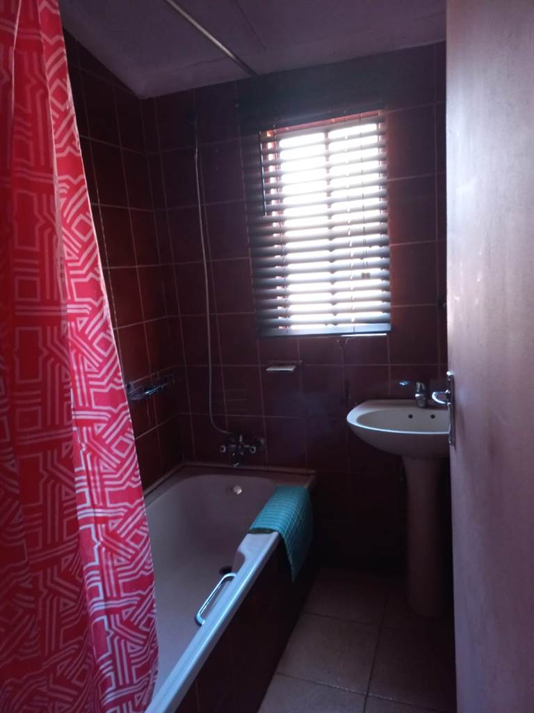 2 Bed House in Lenasia photo number 5