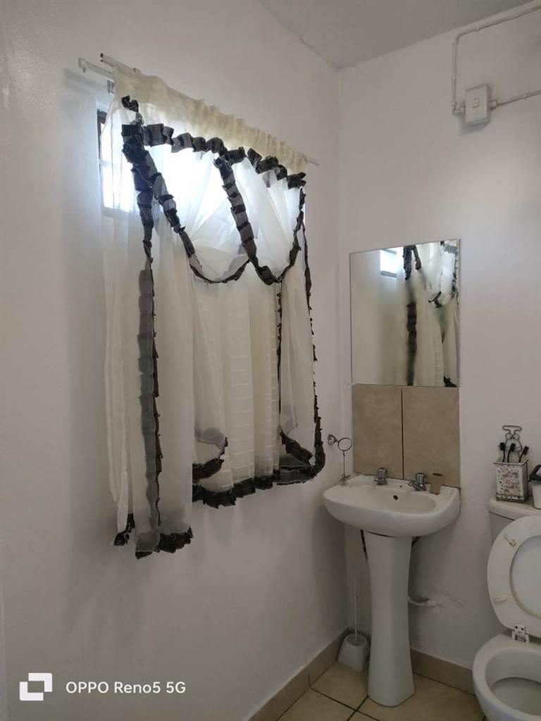2 Bed Apartment in Madadeni photo number 7
