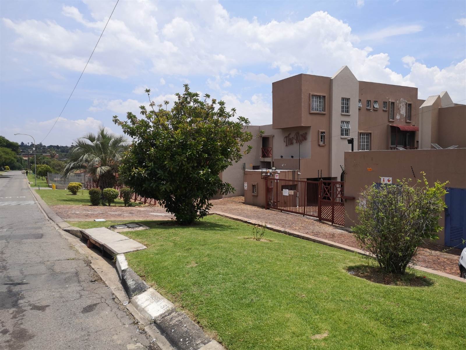 3 Bed Townhouse in Corlett Gardens photo number 2