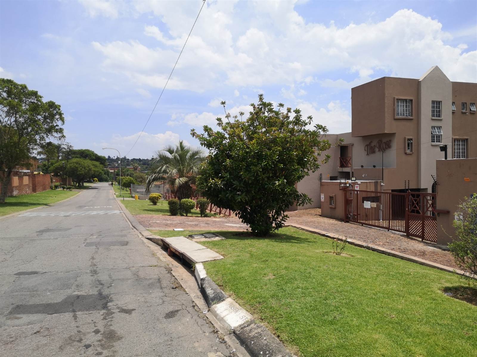 3 Bed Townhouse in Corlett Gardens photo number 3