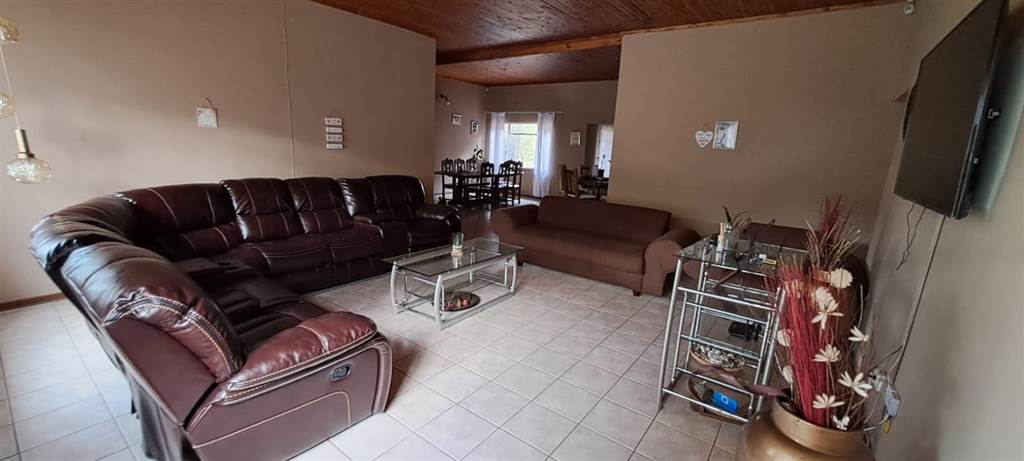 5 Bed House in Louis Trichardt photo number 2