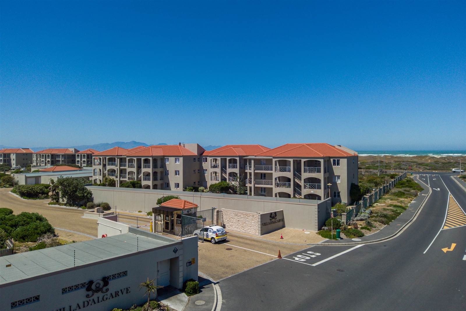 3 Bed Apartment in Muizenberg photo number 2