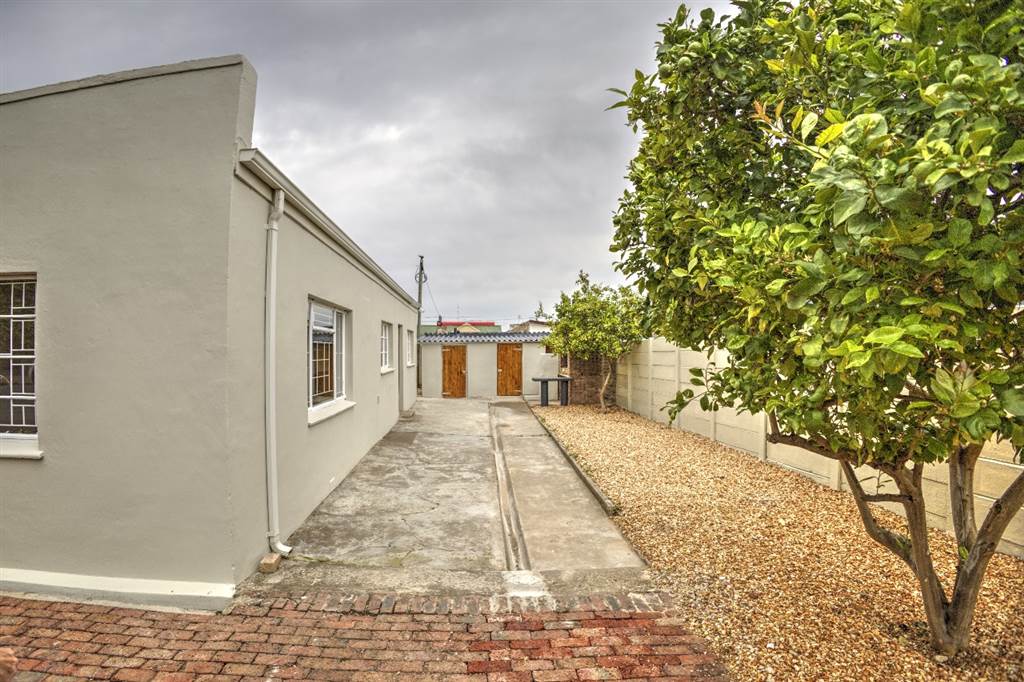 4 Bed House in Riversdale photo number 14
