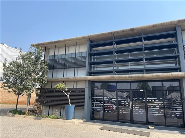 900  m² Commercial space