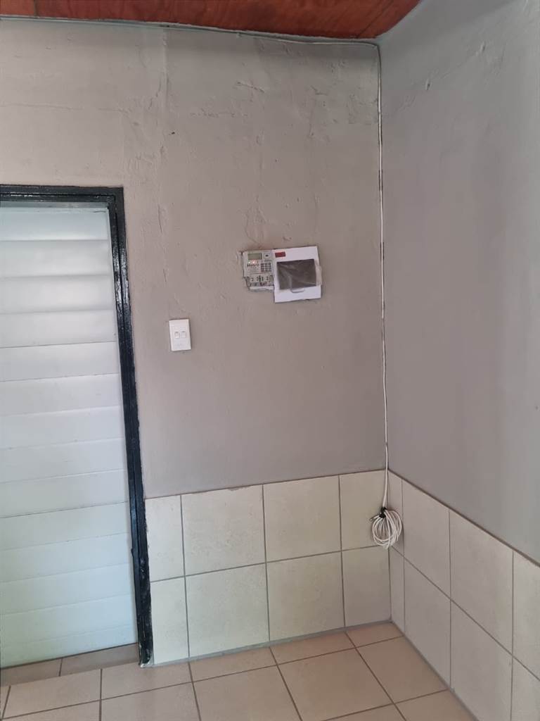 13 Bed House in Germiston South photo number 15