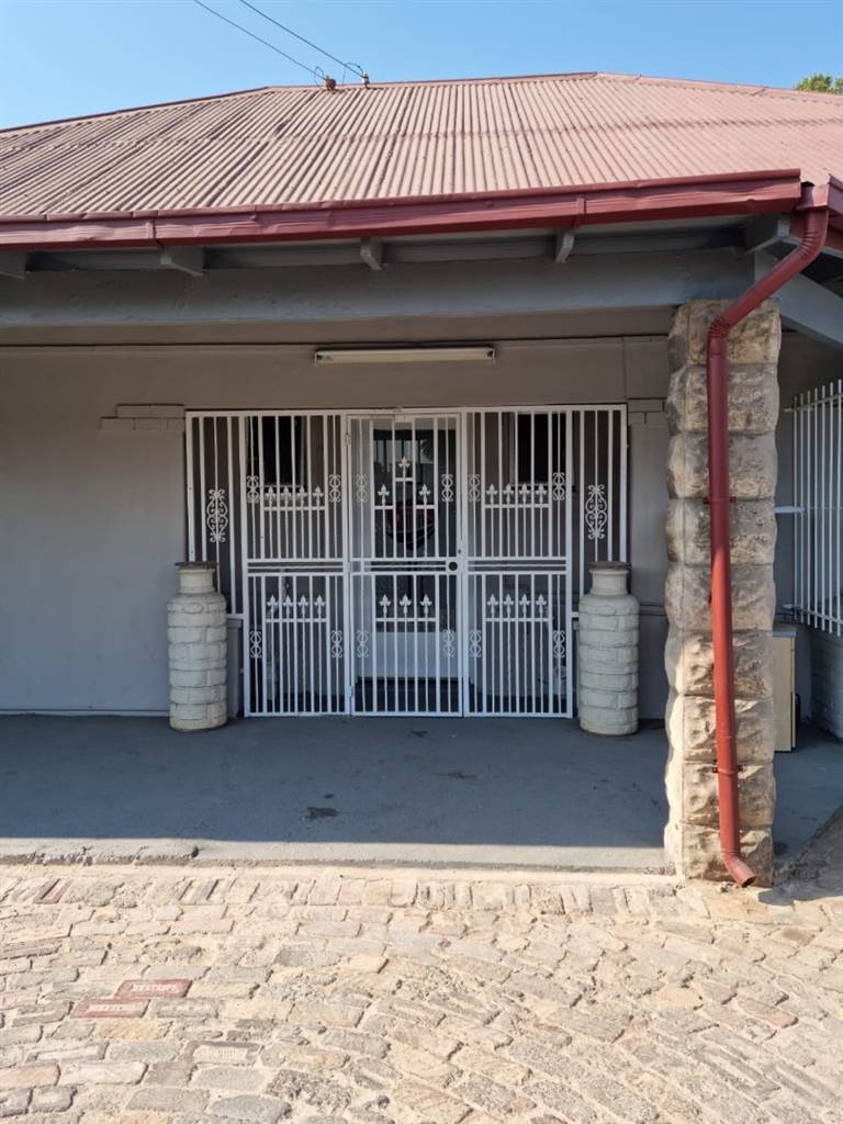 13 Bed House in Germiston South photo number 1