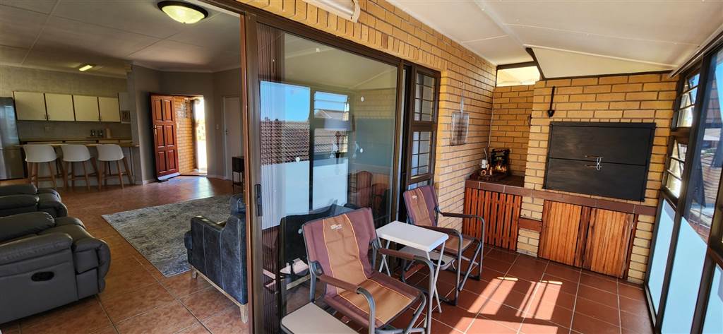 3 Bed Townhouse in Hartenbos photo number 4