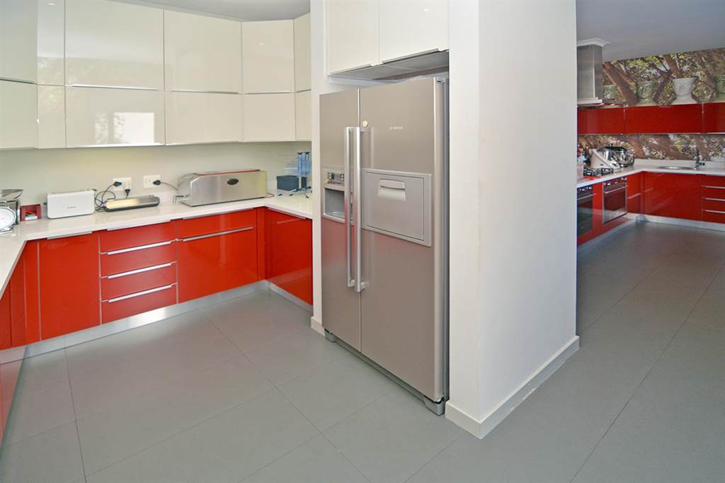 3 Bed Apartment in Dunkeld West photo number 15