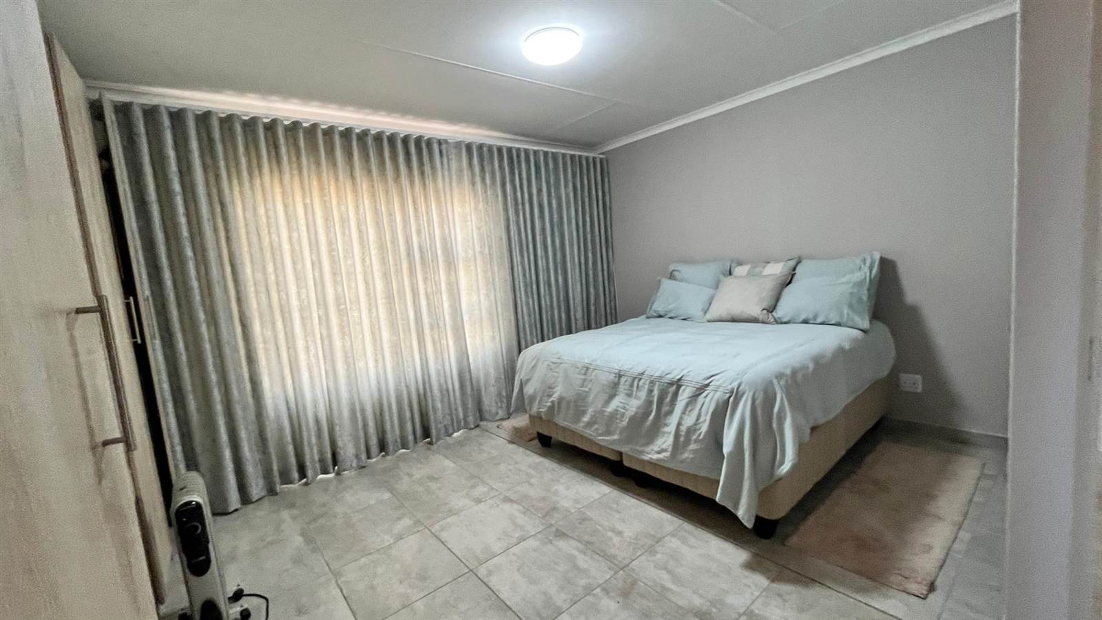 3 Bed Townhouse in Jackaroo Park photo number 9
