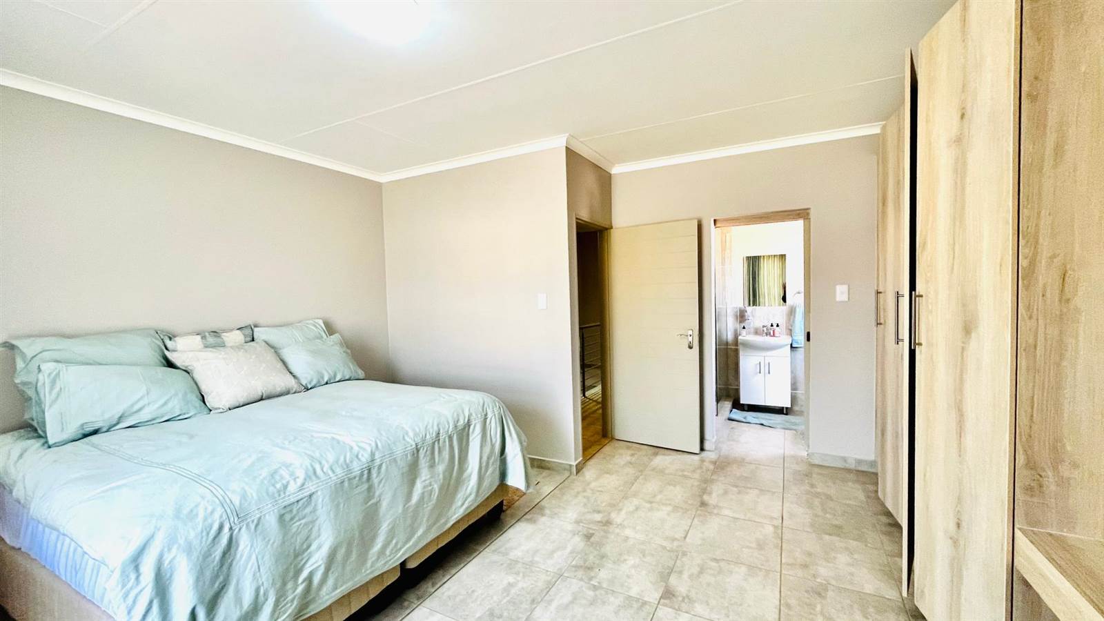 3 Bed Townhouse in Jackaroo Park photo number 8