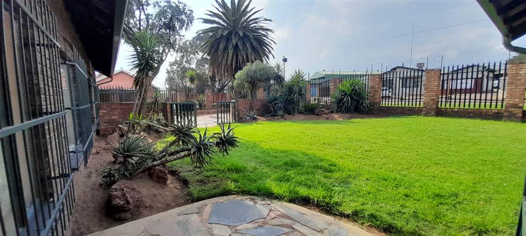 4 Bed House in Witbank Central photo number 3