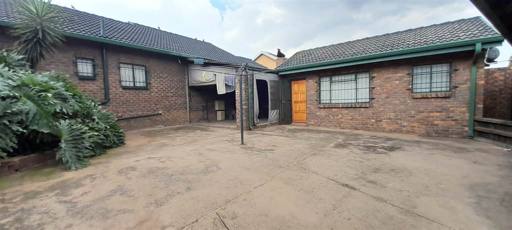 4 Bed House in Witbank Central photo number 21