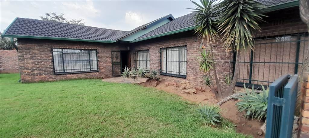 4 Bed House in Witbank Central photo number 2