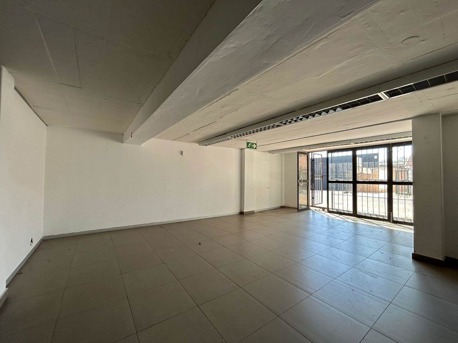 700  m² Commercial space in Windsor West photo number 4
