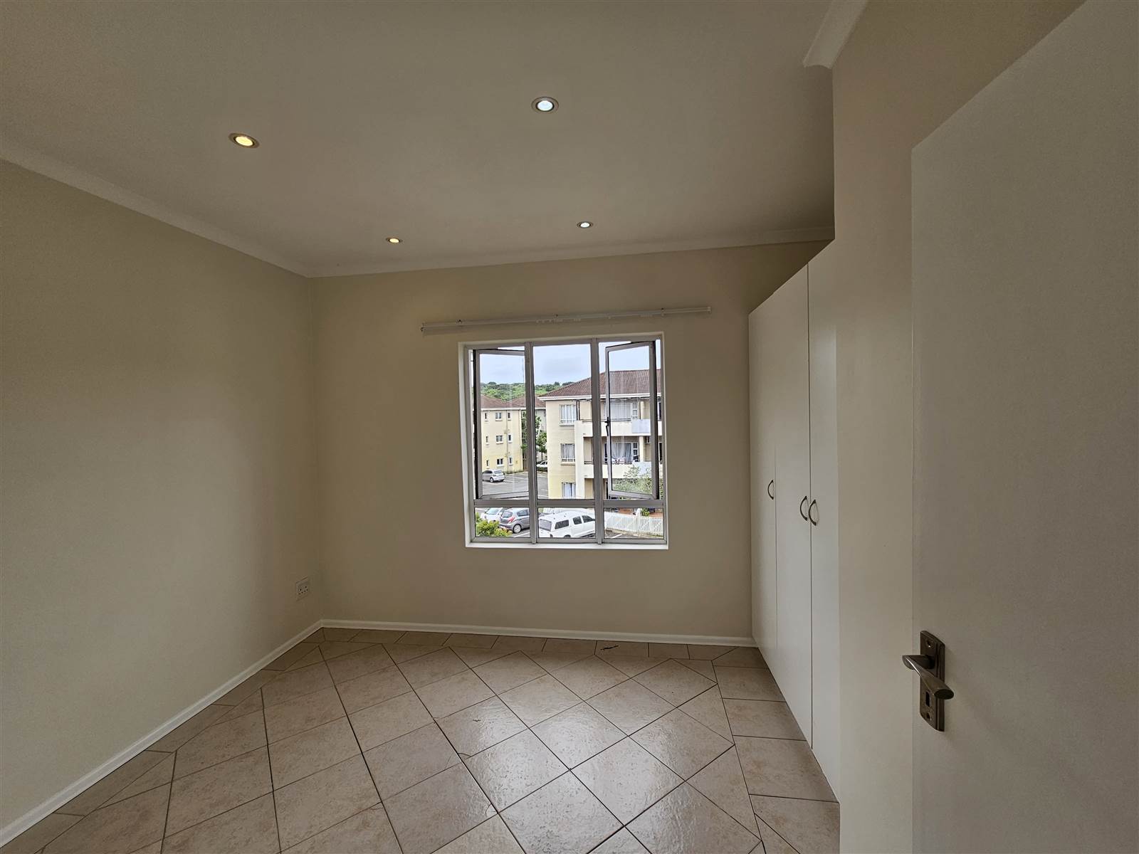 2 Bed Apartment in Sheffield Manor photo number 8