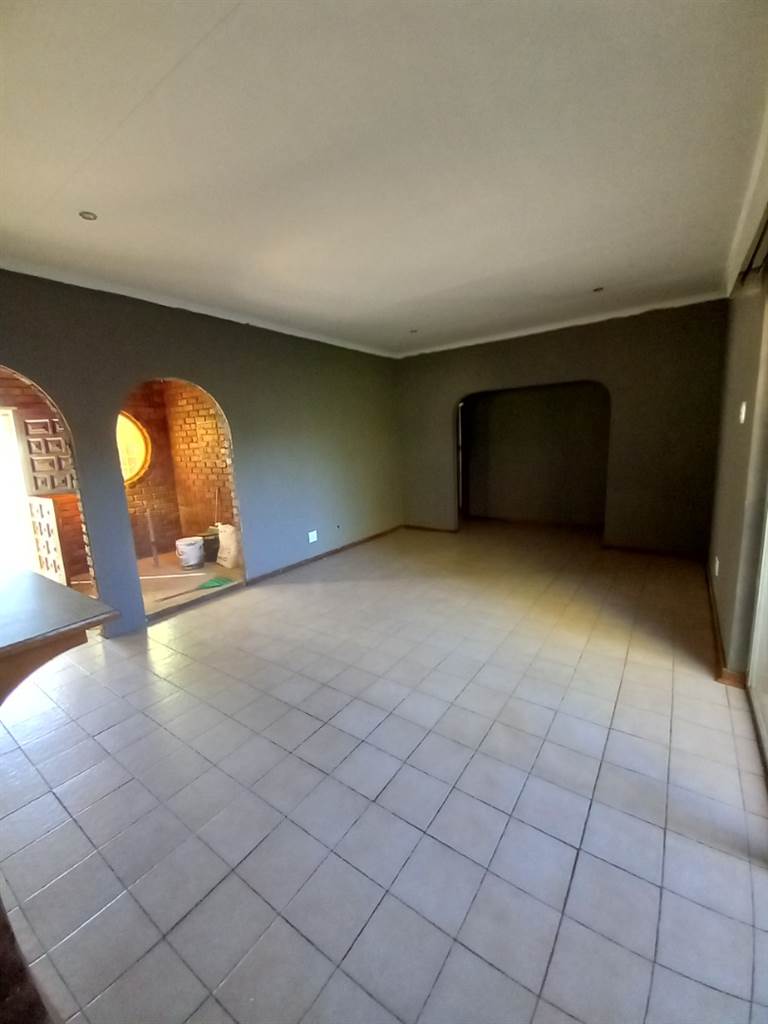 4 Bed House in Pretoria North photo number 17