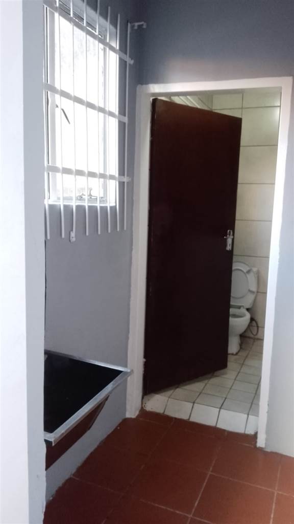 Studio Apartment in Yeoville photo number 5