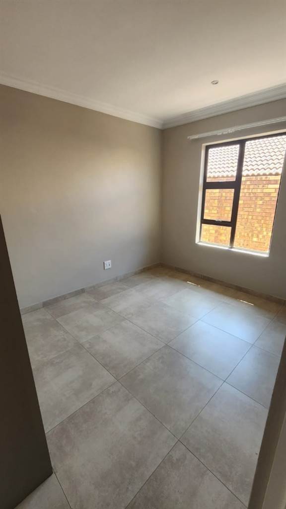 2 Bed Townhouse in Secunda photo number 16