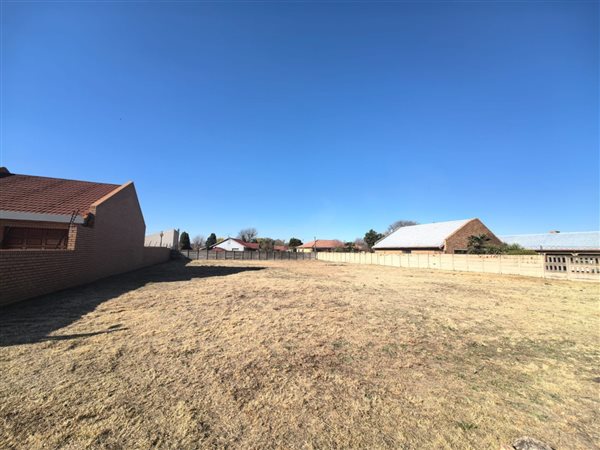 1 080 m² Land