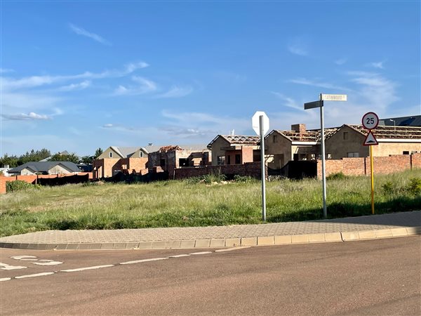 523 m² Land