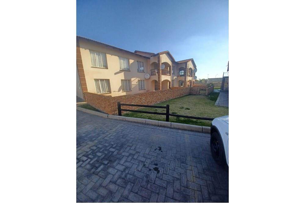 3 Bed Townhouse in Dalpark Ext 1 photo number 4