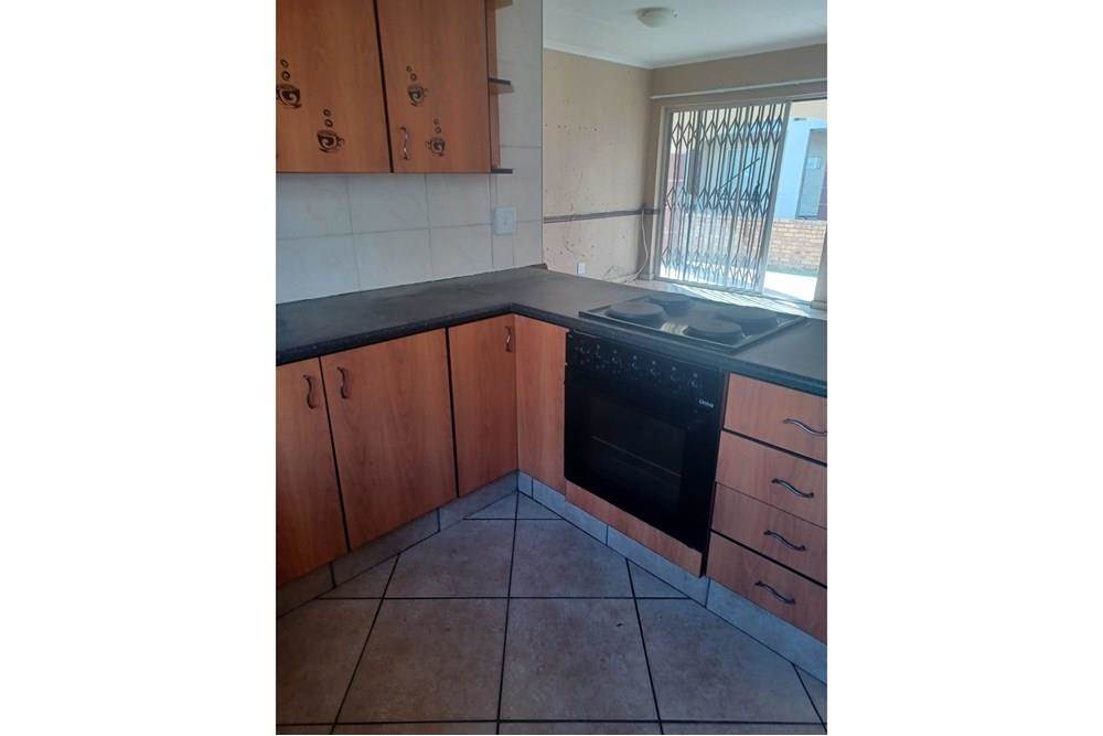 3 Bed Townhouse in Dalpark Ext 1 photo number 12
