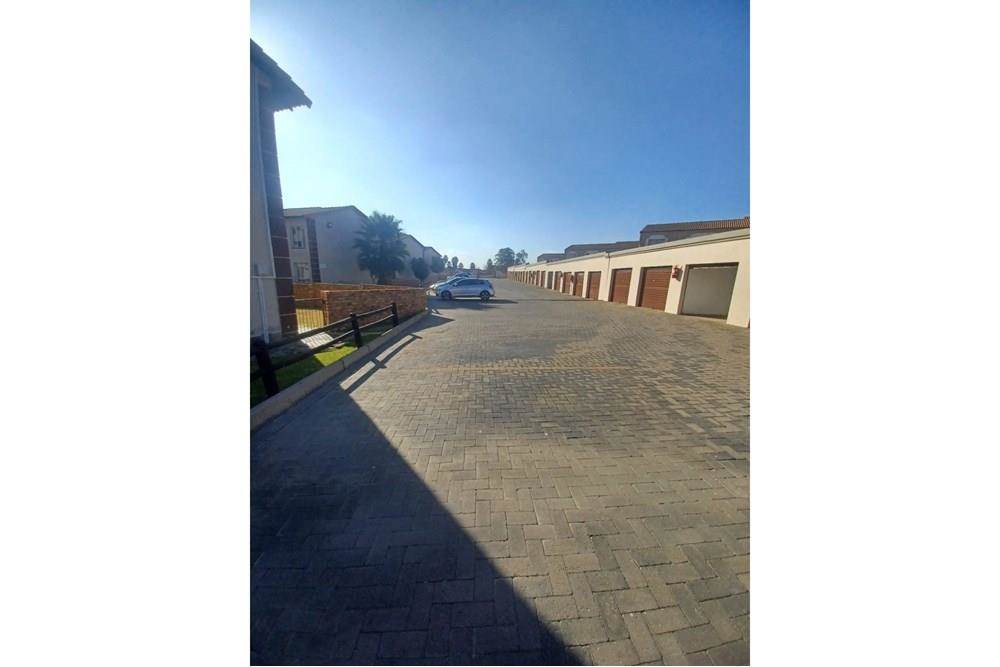 3 Bed Townhouse in Dalpark Ext 1 photo number 2