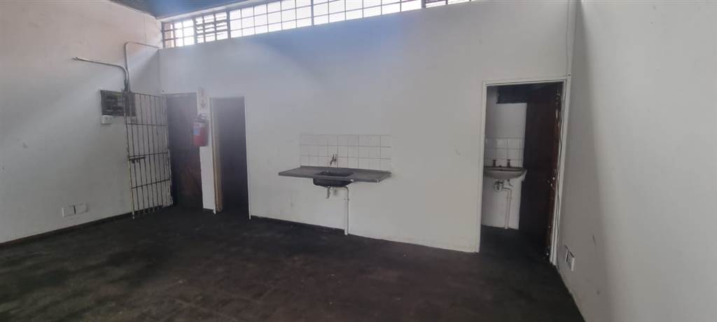 134  m² Retail Space in Parow East photo number 4