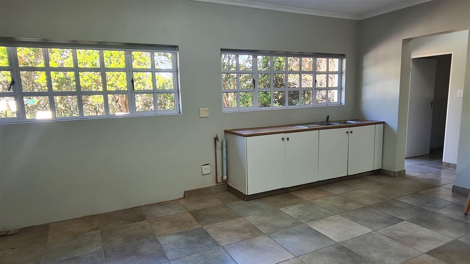 75.5  m² Commercial space in Kloof photo number 11