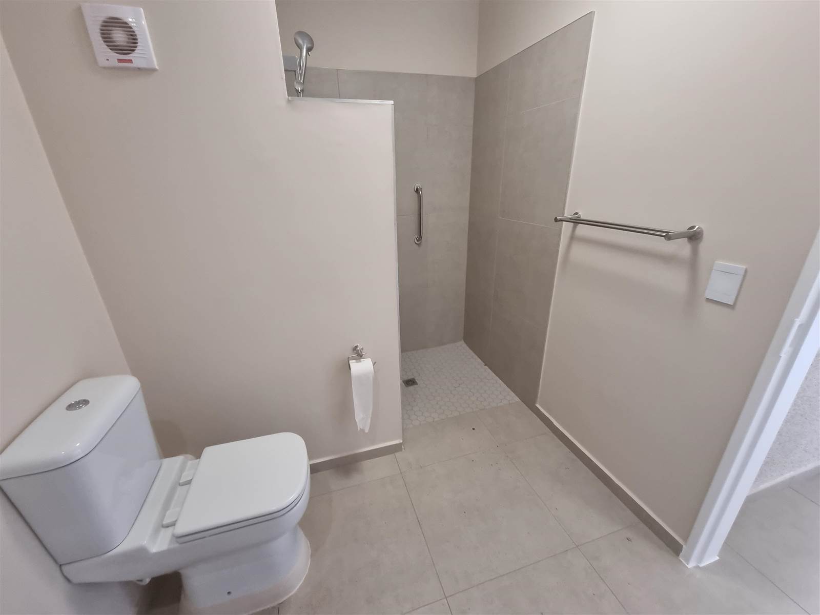 1 Bed Apartment in Hazeldean (Silverlakes Surroundings) photo number 22