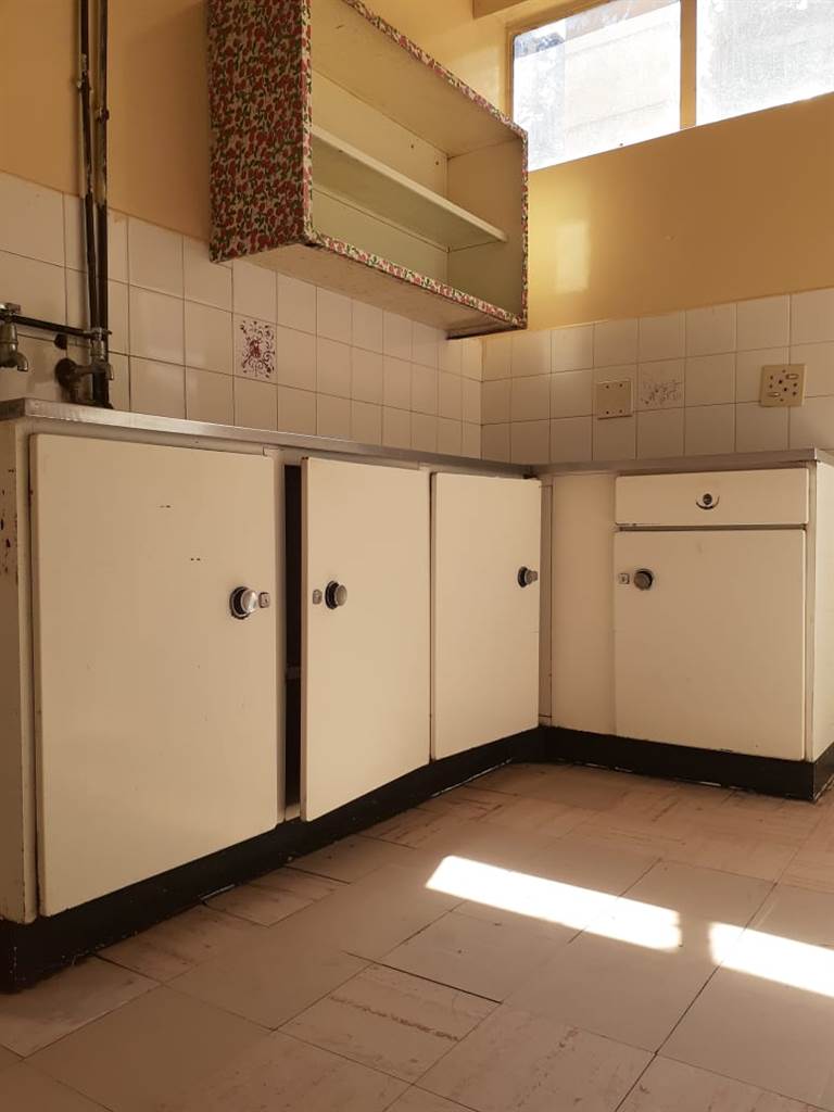 Bachelor apartment in Hillbrow photo number 12