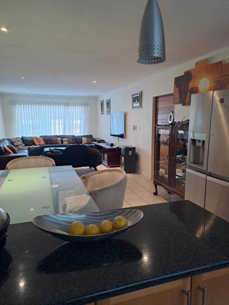 3 Bed Apartment in Bryanston photo number 2