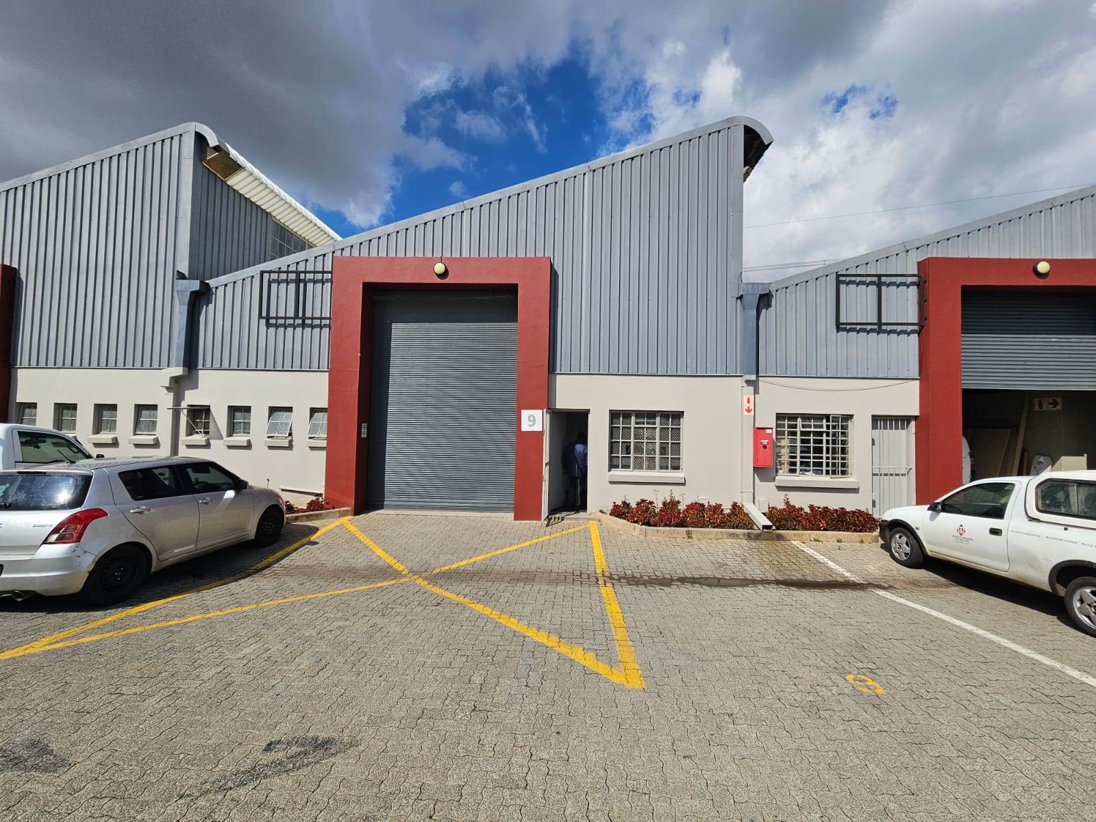 385  m² Industrial space in City Deep photo number 1