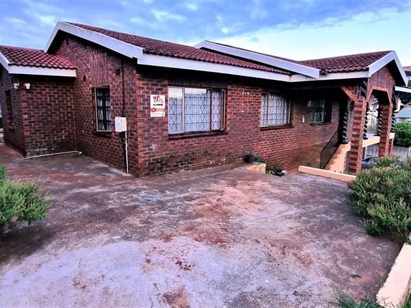 4 Bed House in Lotus Park