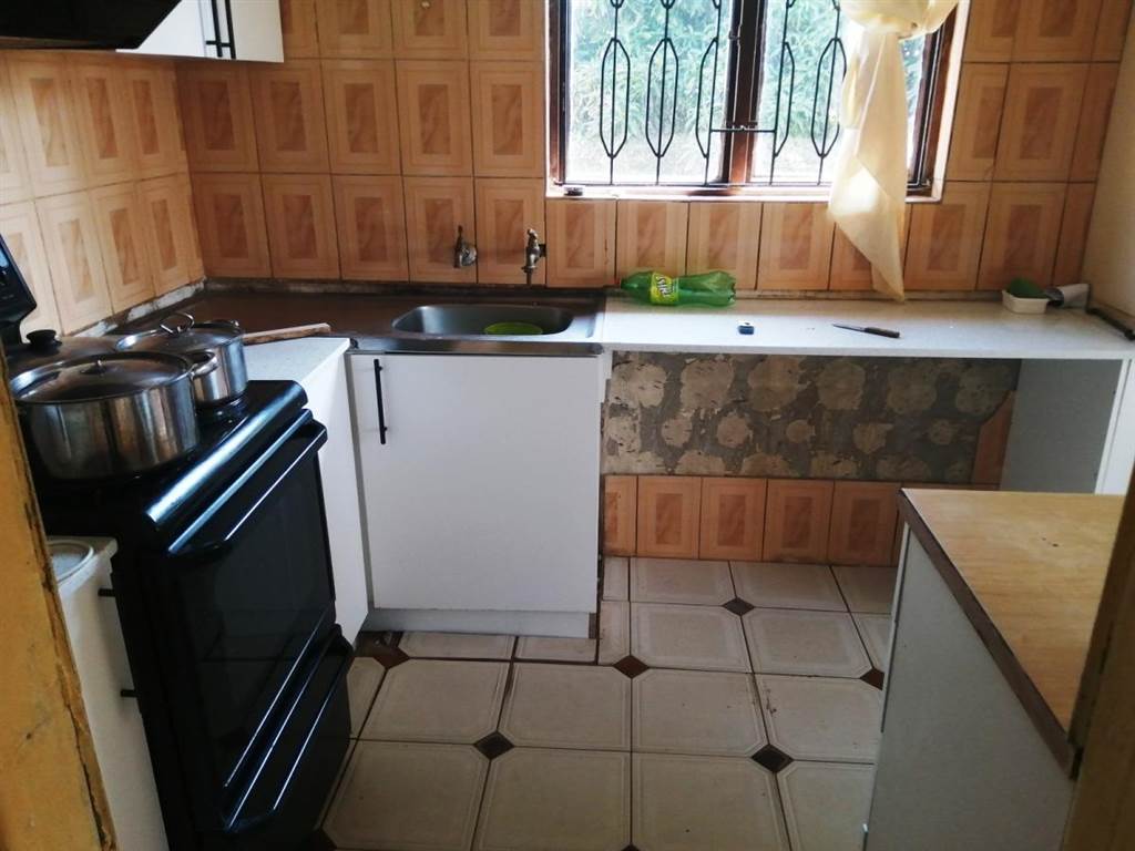 5 Bed House in Umlazi photo number 2
