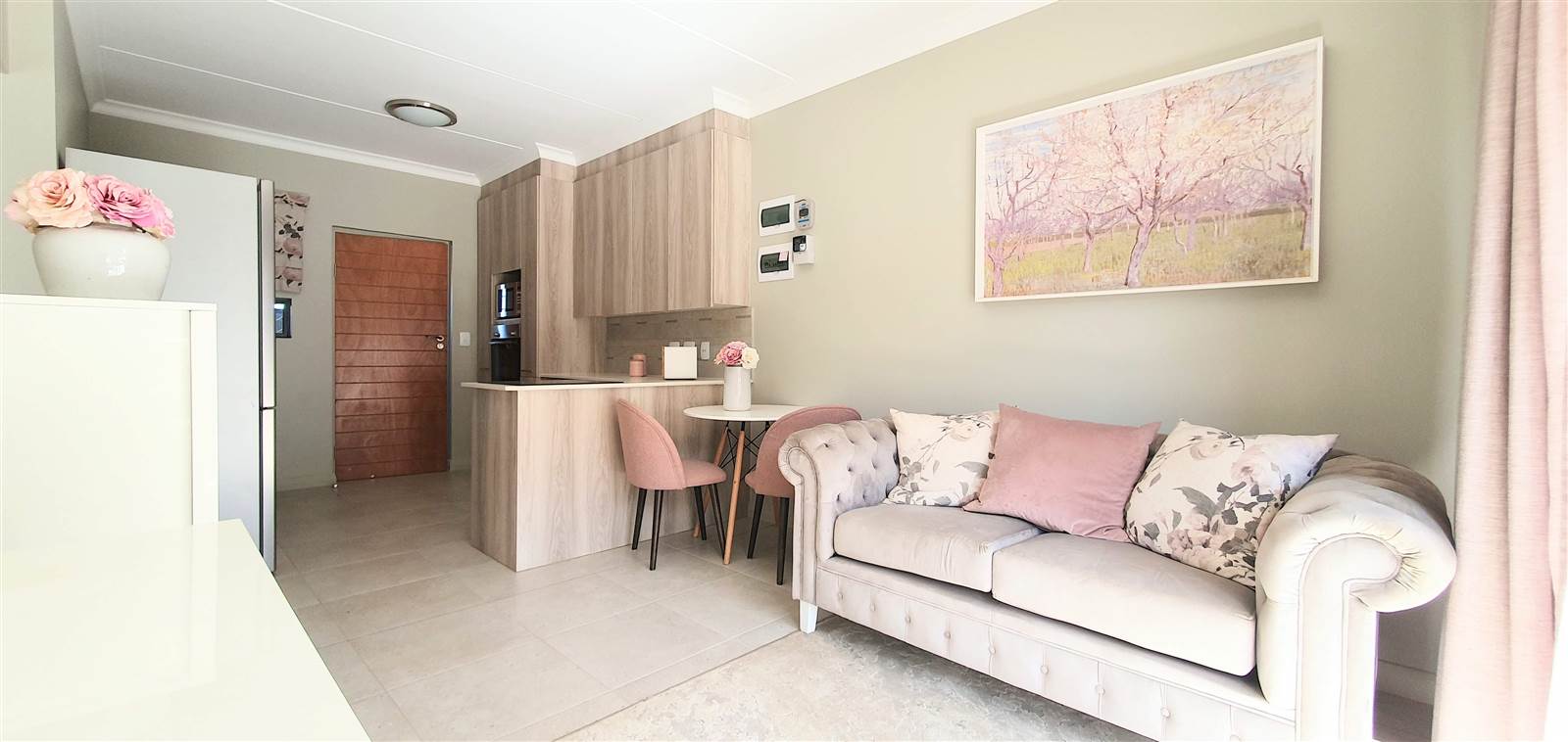 1 Bed Apartment in Waterkloof photo number 8