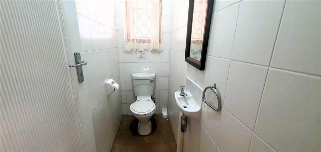 3 Bed House in Umtentweni photo number 15