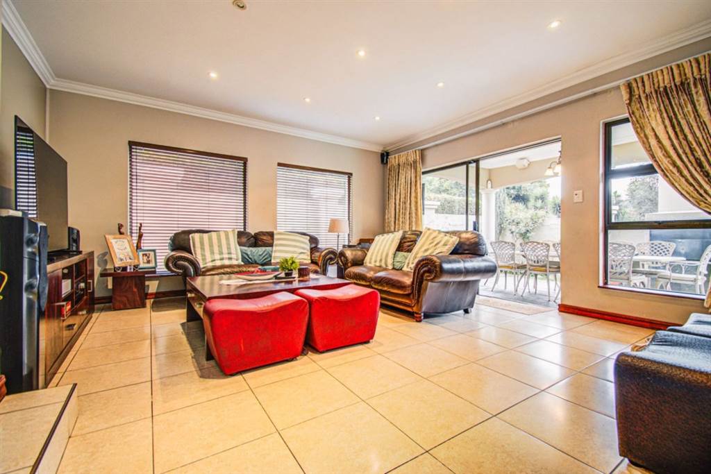 3 Bed House in Greenstone Hill photo number 4