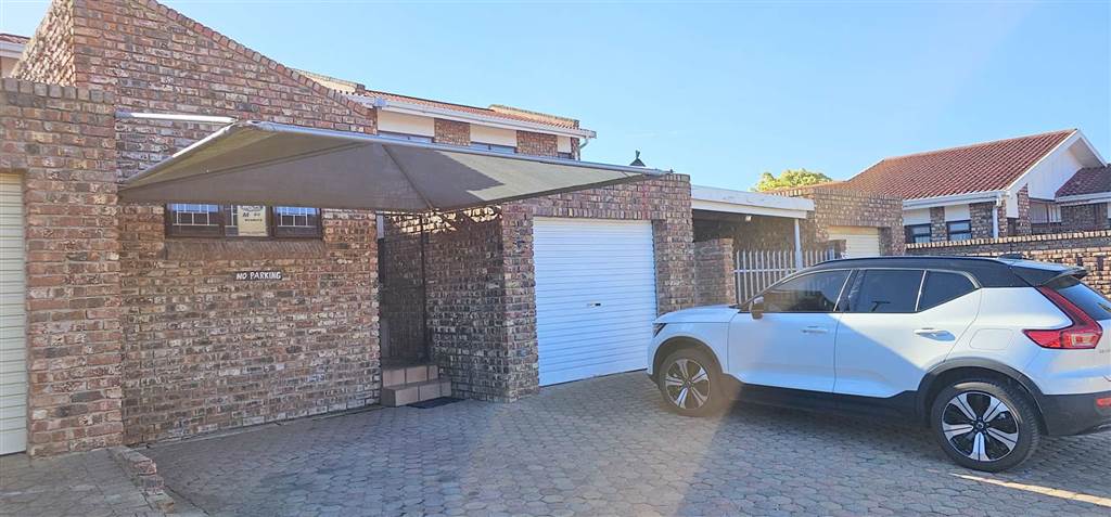 4 Bed Townhouse in Hartenbos Heuwels photo number 1
