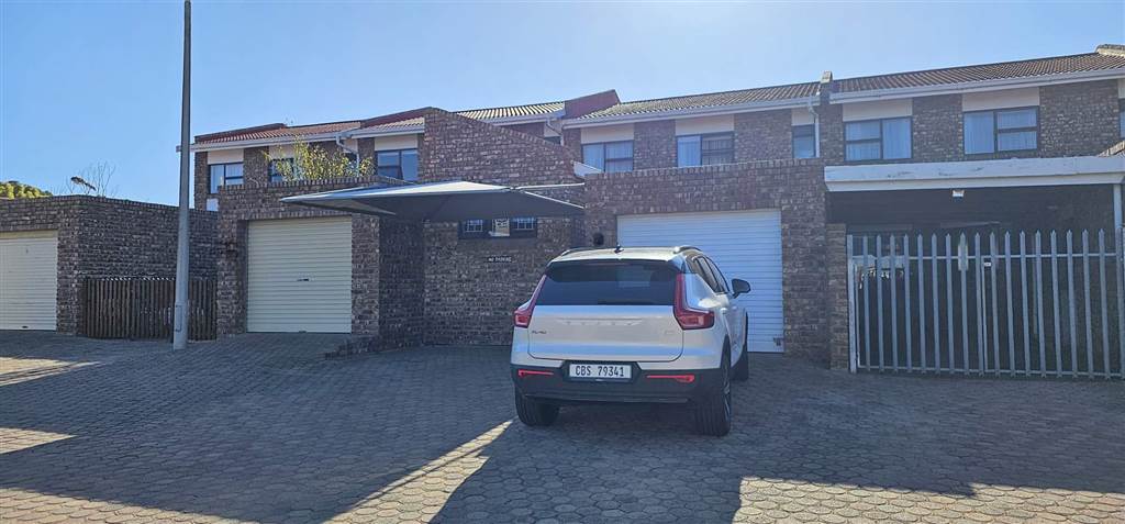 4 Bed Townhouse in Hartenbos Heuwels photo number 2