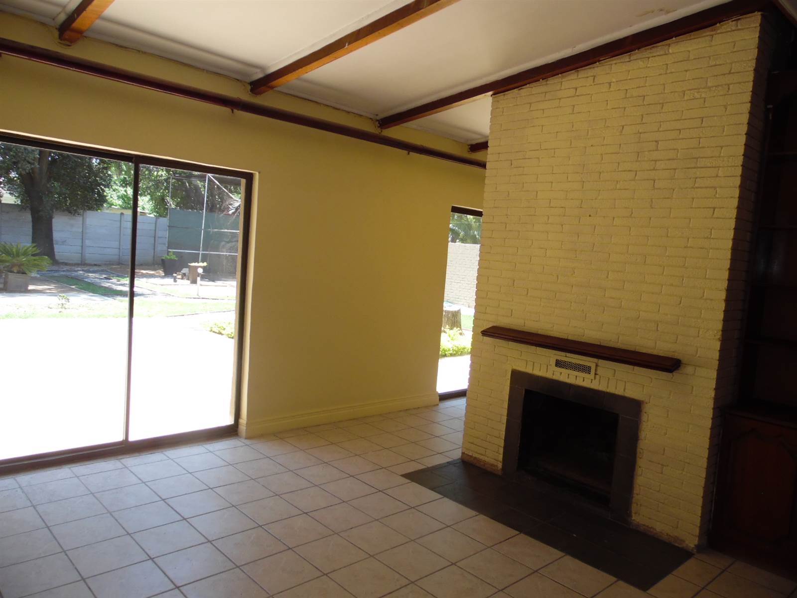 4 Bed House in Jim Fouche Park photo number 2