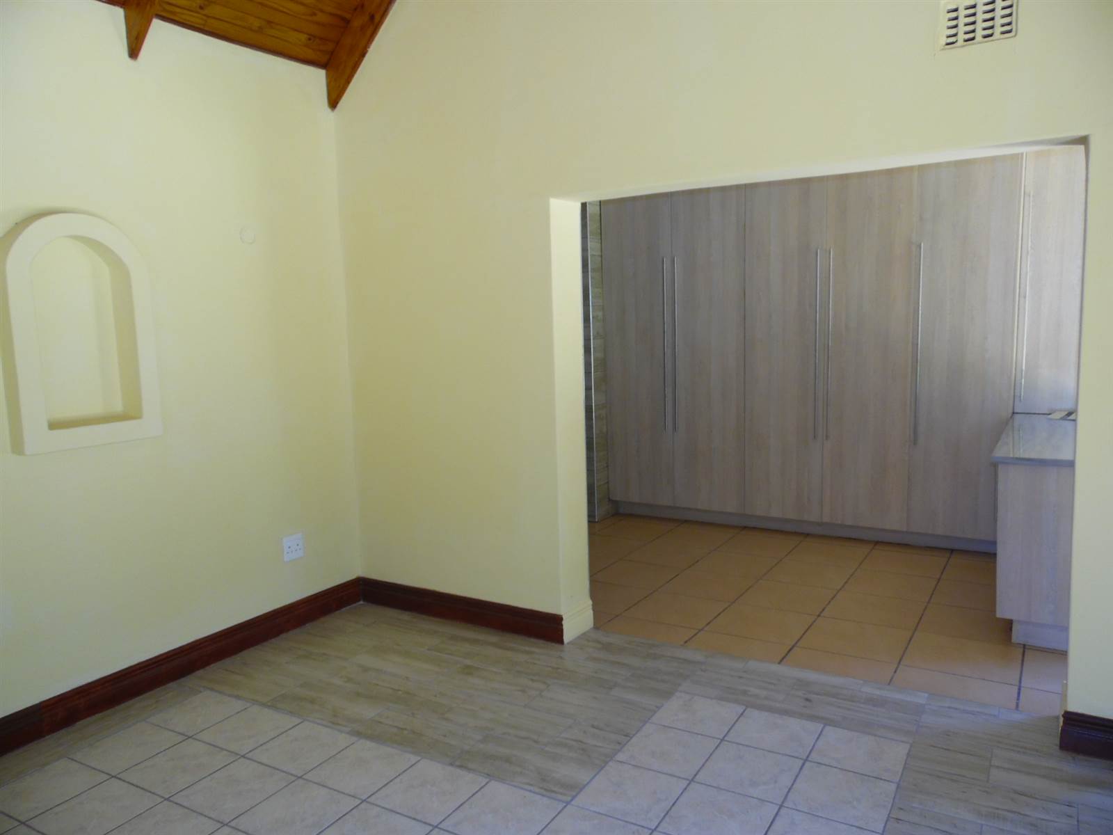 4 Bed House in Jim Fouche Park photo number 22