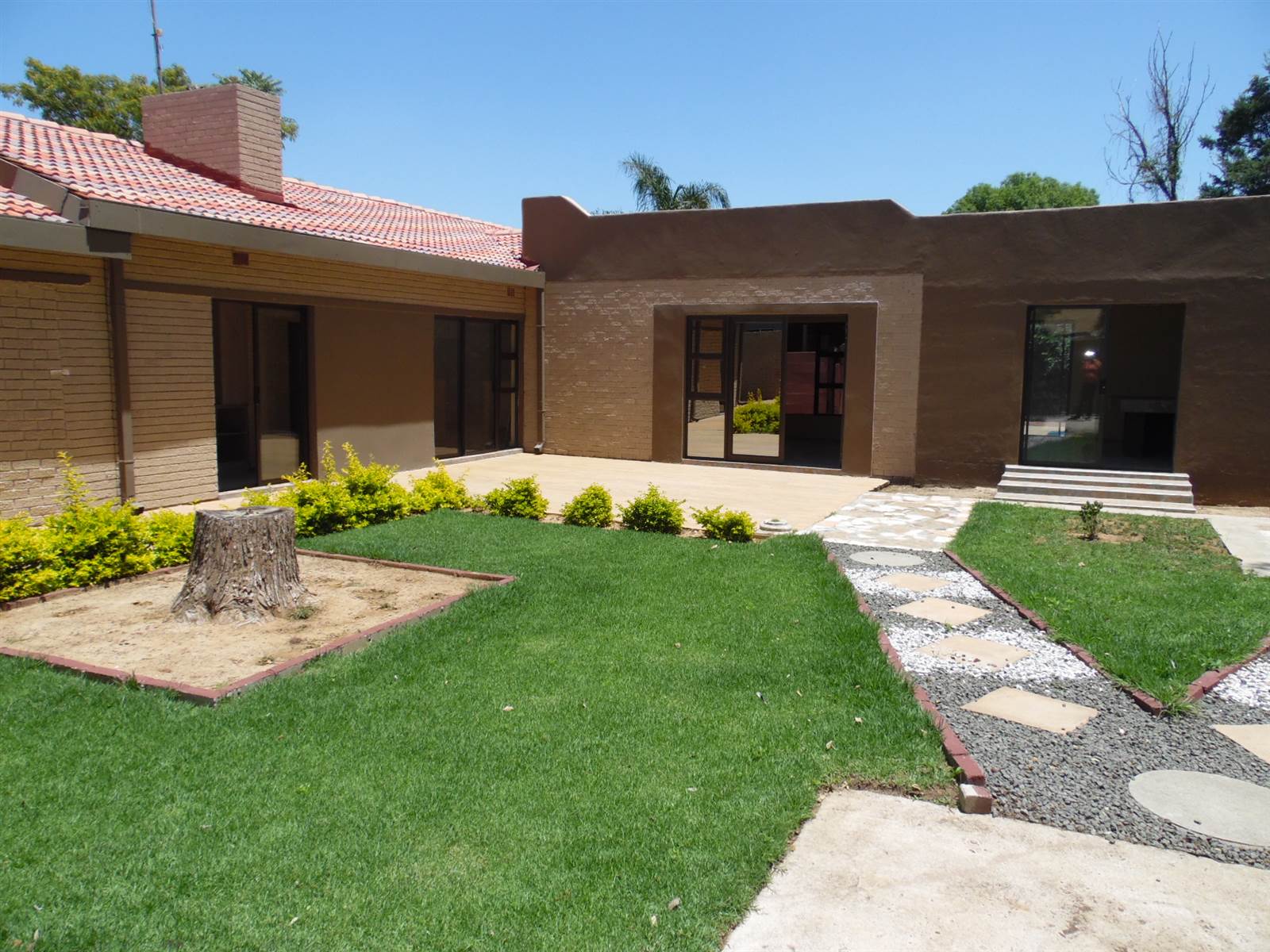 4 Bed House in Jim Fouche Park photo number 1