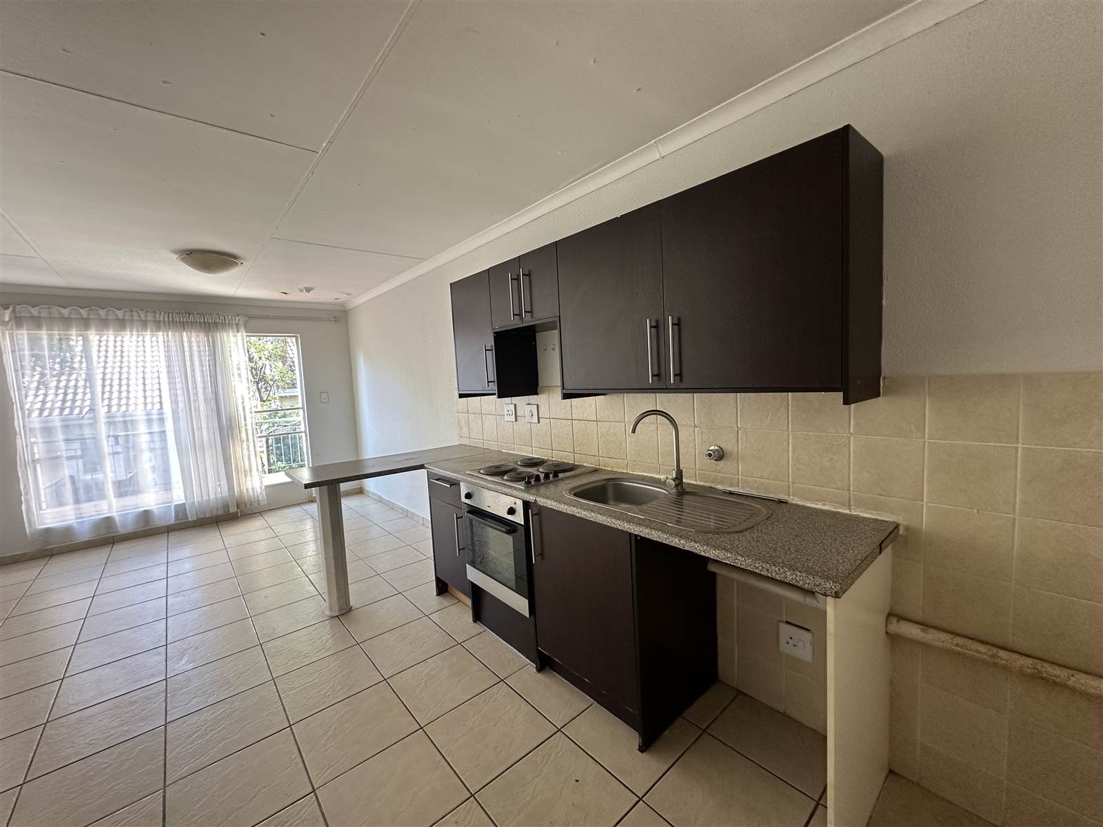 1.5 Bed Apartment in Douglasdale photo number 1